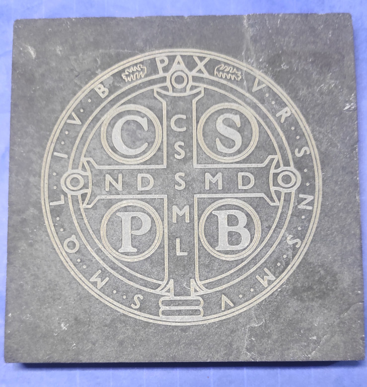 Placa de Ardósia 10x10cm – Medalha de São Bento Gravada em Duas Faces