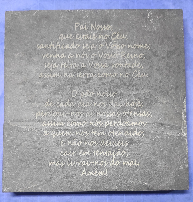 Placa de Ardósia 10x10cm – Cruz com Jesus e Oração do Pai Nosso Gravadas em Duas Faces