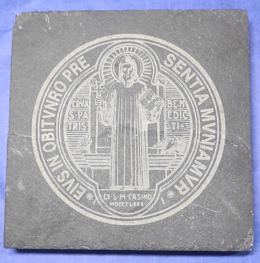 Placa de Ardósia 10x10cm – Medalha de São Bento Gravada em Duas Faces