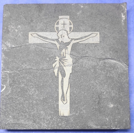 Placa de Ardósia 10x10cm – Cruz com Jesus e Oração do Pai Nosso Gravadas em Duas Faces